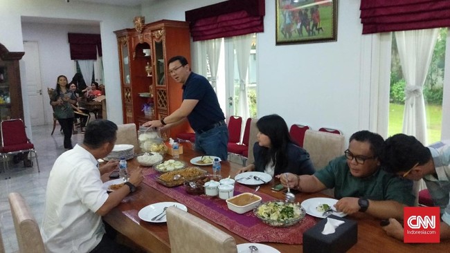 Bertamu di Ketua DPRD DKI Jakarta Prasetio Edi Marsudi, Eks Gubernur DKI Basuki T Purnama alias Ahok dijamu gado-gado.
