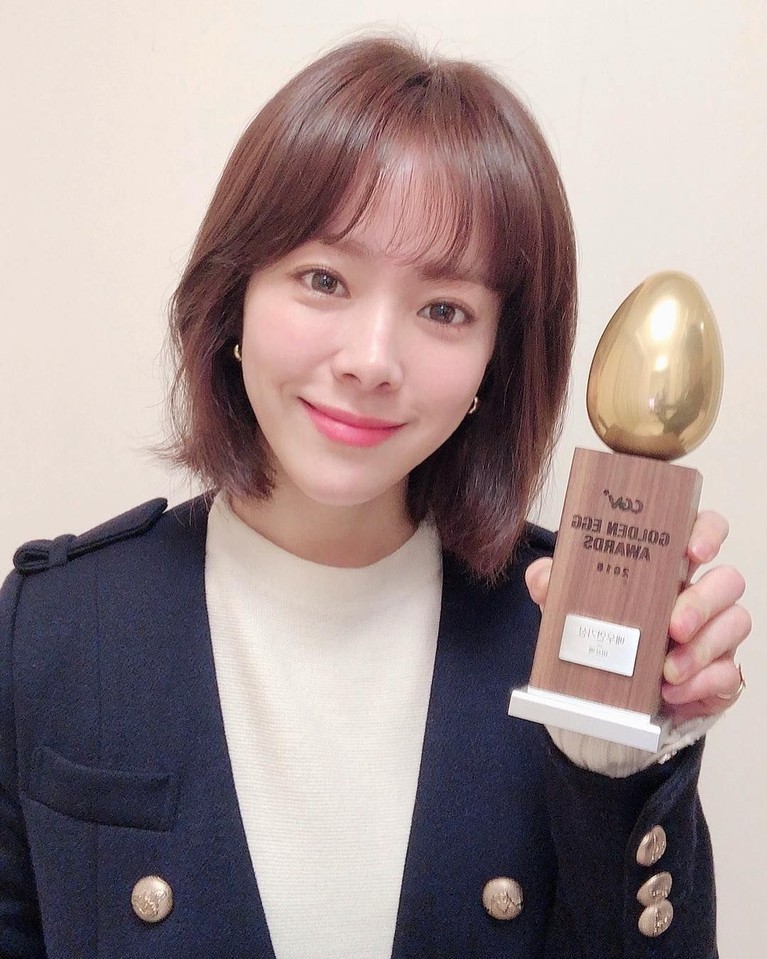 Posisi 8 diisi oleh aktris cantik nan imut, Han Ji Min. Perempuan 36 tahun ini memang kerap tampil memukau dan menginspirasi.
