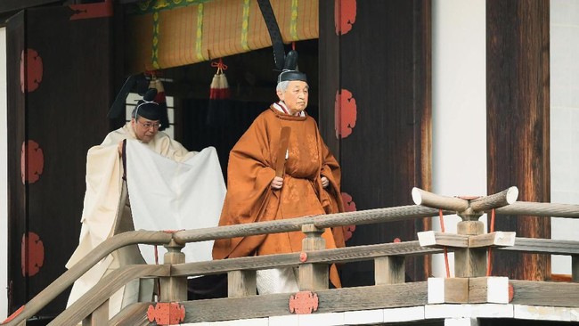Upacara pengunduran diri Kaisar Akihito hari ini, Selasa (30/4), menandai rangkaian panjang transisi Kekaisaran Jepang kepada sang anak, Putra Mahkota Naruhito.