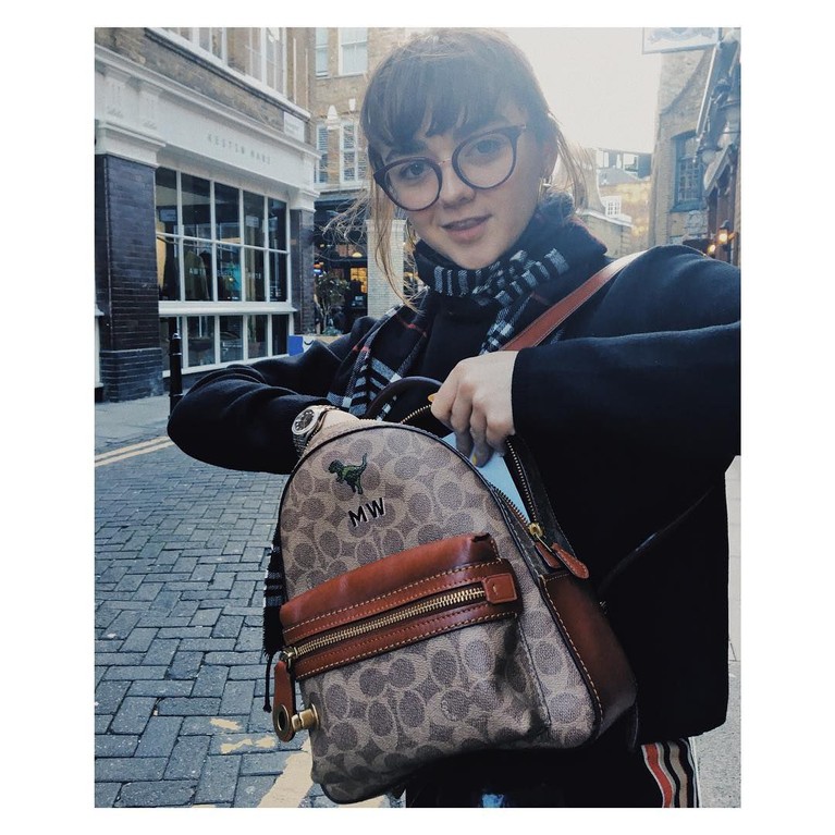 Arya Stark (Maisie Williams) menjadi perbincangan karena aksi fantastisnya dalam lanjutan Game of Thrones. Jauh dari garang, berikut ini foto-foto imut Maisie.