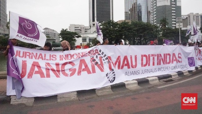 Kapolretabes Bandung Irman Sugema mengklaim akan mendalami kasus wartawan yang diinjak-injak oleh polisi saat meliput peringatan hari buruh.