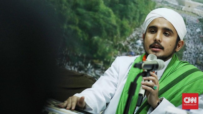 Menantu Rizieq, Hanif Alatas yang duduk sebagai terdakwa kasus swab RS Ummi Bogor mencecar saksi yang merupakan koordinator pendemo di sidang PN Jakarta Timur.