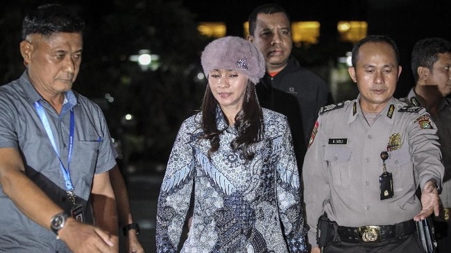 Sri Wahyumi Manalip akan menjalani pidana penjara selama 4 tahun atas kasus penerimaan gratifikasi terkait proyek infrastruktur tahun 2014-2017.