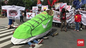 Ketika Sepatu Raksasa Nike Injak Buruh di May Day 2019