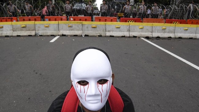 Ratusan pemuda digunduli di Bandung dan dua mahasiswa di Surabaya ditangkap oleh polisi di tengah aksi peringatan hari buruh atau May Day 2019.
