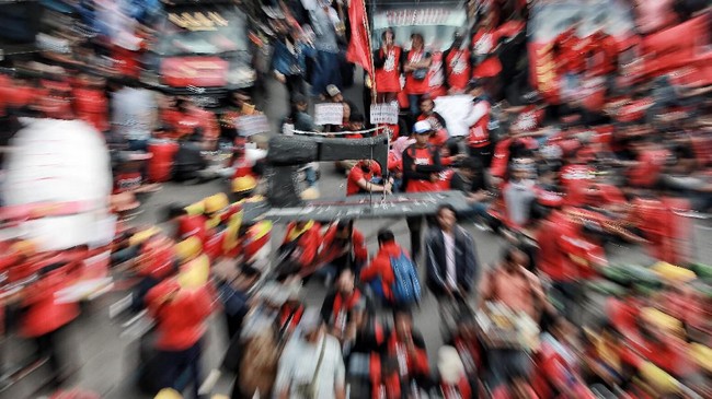 Massa aksi yang terdiri dari organisasi buruh, mahasiswa, dan masyarakat menggelar aksi depan Kompleks Parlemen menolak rencana revisi UU Tenaga Kerja.