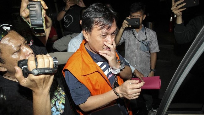 Pengusaha Bernard Hanafi Kalalo divonis 1 tahun 6 bulan penjara terkait kasus suap proyek pembangunan pasar kepada Bupati Kepulauan Talaud Sri Wahyumi Manalip.