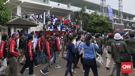 Buruh Menyemut di Tennis Indoor Senayan Tunggu Prabowo