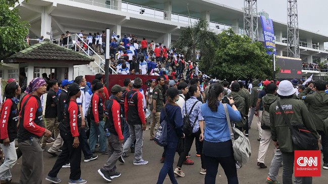 Anggota KSPI datang ke Tennis Indor Senayan menunggu kedatangan Prabowo Subianto.