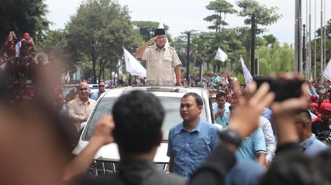 Pagar Betis Laskar Pembela Islam melindungi perjalanan Prabowo Subianto dari mobil hingga masuk ke dalam hotel lokasi Ijtimak Ulama III.