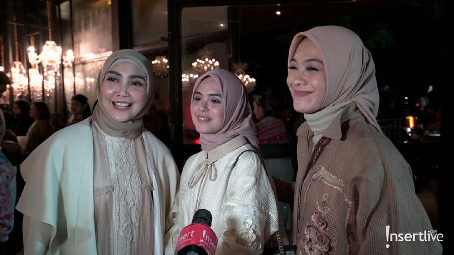Fenita, Febby dan Dian Ayu datang bersama dalam acara fashion show bertajuk Harmoni Bumi.