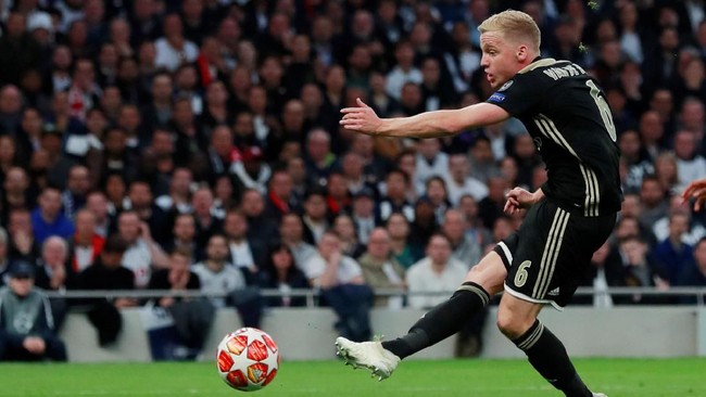 Donny van de Beek memiliki keinginan besar untuk dilatih pelatih asal Italia, Carlo Ancelotti, jika meninggalkan Ajax Amsterdam.