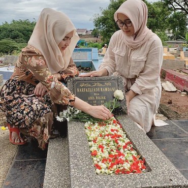 Jelang Puasa, Ayu Ting Ting Ziarah ke Makam Adik