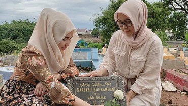 img-title Jelang Puasa, Ayu Ting Ting Ziarah ke Makam Adik