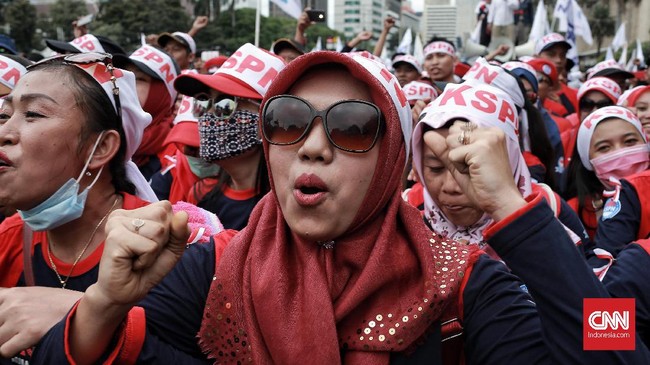 Para buruh melakukan aksi Peringatan Hari Buruh (Mayday) di area Patung Kuda, Jakarta Pusat. Rabu 1 Mei 2019. Ratusan buruh akan longmarch menuju Istana Negara dari titik kumpul di bundaran Patung Kuda untuk menyampaikan aspirasi mereka. CNN Indonesia/Andry Novelino