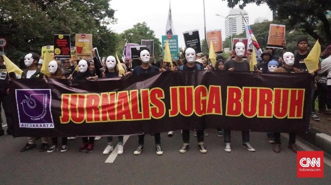 Reza mengaku polisi menginjak lutut dan tulang kering kaki kanannya berkali-kali hingga alami luka dan memar saat meliput Hari Buruh di Bandung.