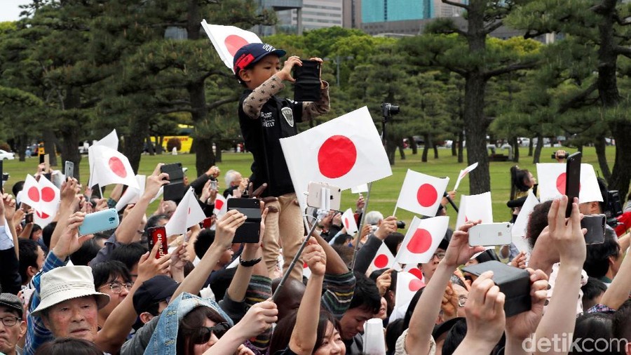 People wave to the motorcade transporting Japan’s new Empress Masako to the Imperial Palace in Tokyo, Japan May 1, 2019. REUTERS/Kim Kyung-Hoon
