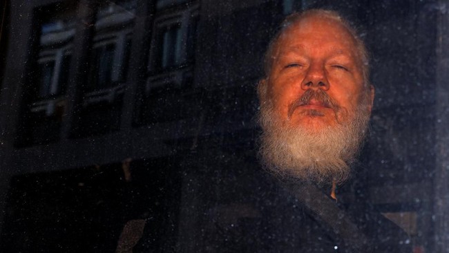Pendiri Wikileaks, Julian Assange, menolak diekstradisi ke Amerika Serikat untuk disidang dalam perkara konspirasi dan peretasan.