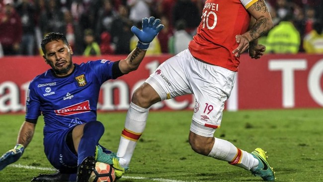 Kiper The Strongest, Daniel Vaca, harus dilarikan ke rumah sakit setelah jadi korban lemparan petasan yang dilakukan suporter Jorge Wilstermann.