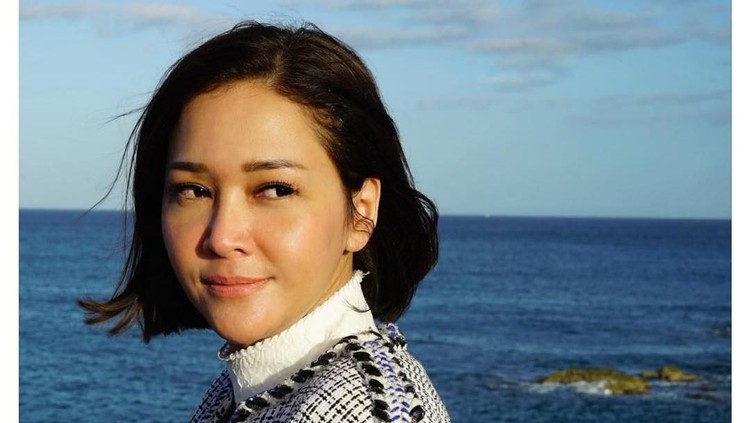 Maia Estianty diserang netizen setelah menyuarakan pendapatnya tentang usaha pemerintah menangani corona. Terjadi debat panas antara Maia dan netizen.