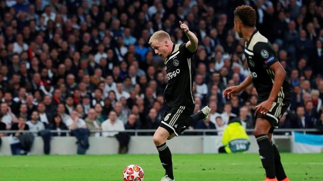 Ajax Amsterdam unggul 1-0 atas Tottenham Hotspur di babak pertama pada leg pertama semifinal Liga Champions.
