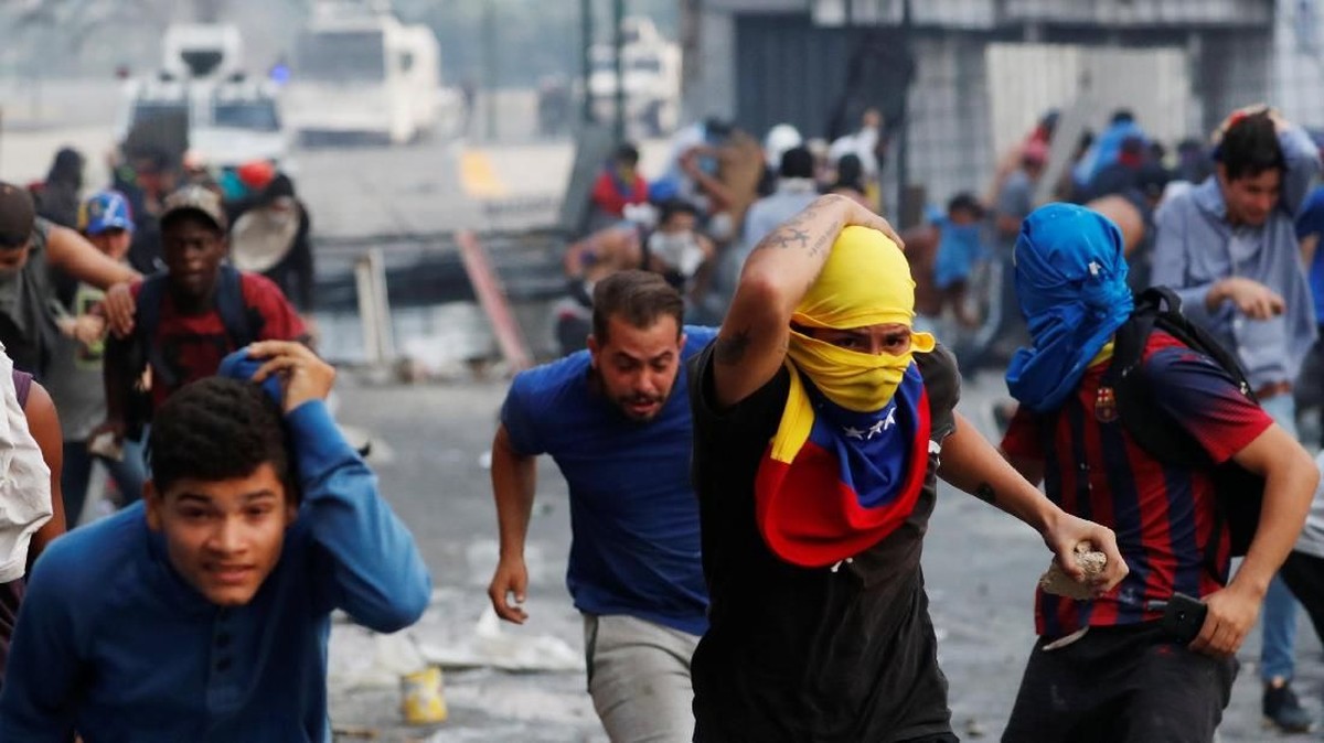 FOTO: Kerusuhan Warnai Demo Kudeta di Venezuela