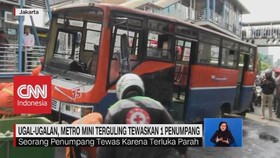 VIDEO: Ugal-Ugalan, metromini Terguling Tewaskan 1 Penumpang