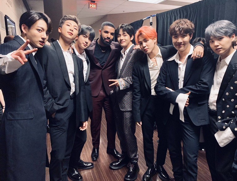 BTS berhasil mencuri perhatian di perhelatan Billboard Music Awards 2019. Para artis Hollywood pun turut berfoto dengan boy band hits Korea ini.