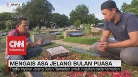 VIDEO: Mengais Berkah di Pemakaman