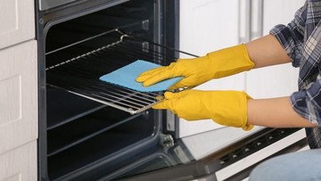 CARA MEMBERSIHKAN OVEN YANG EFEKTIF