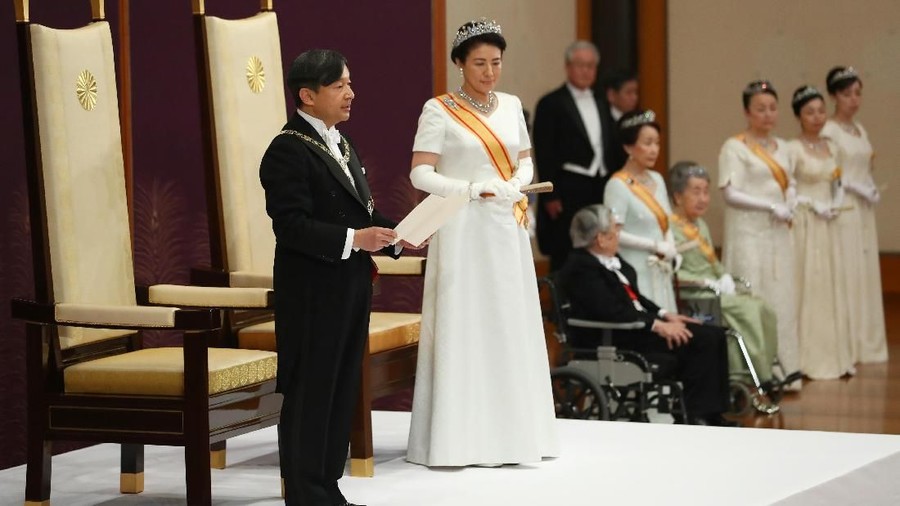 Cerita di Balik Penobatan Kaisar Baru Jepang Istri Kaisar Naruhito dilarang hadiri acara penobatan tahta.