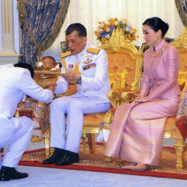 Lama Menghilang, Ratu Thailand Muncul usai Isu Selir Naik Takhta