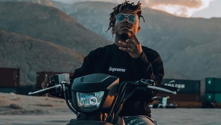 7 Foto Keren 'Top New Artist BBMA' Juice WRLD Inilah 7 potret keren Juice WRLD, seorang penyanyi pendatang baru yang meraih penghargaan untuk nominasi Top New Artist di Billboard Music Awards 2019.