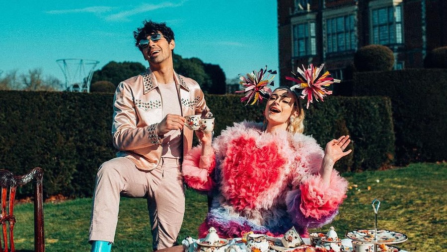 Joe Jonas & Sophie Turner Bakal Menikah Lagi di Prancis Pasangan ini akan menggelar pernikahan di Prancis.