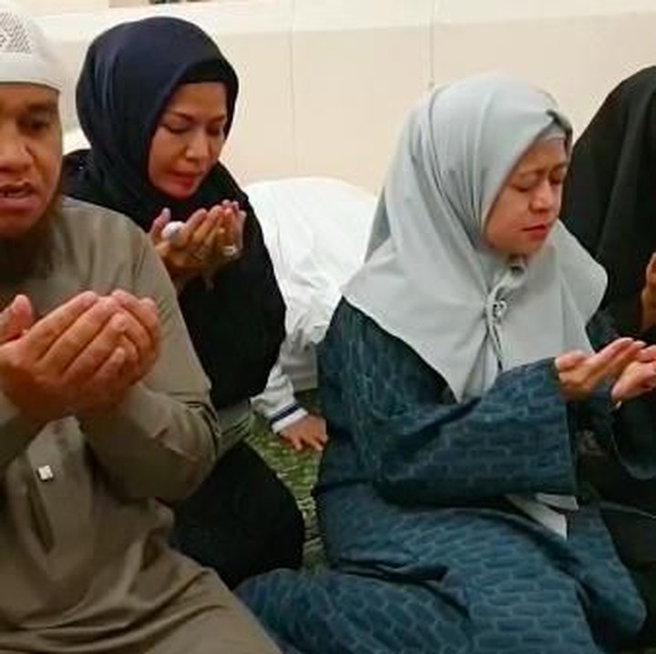 <p>Bersama rombongan dari Dewan Masjid Indonesia, Puan khusyuk berdoa agar bangsa Indonesia diberikan keselamatan dan pemimpin yang amanah. (Foto: Istimewa)  </p>