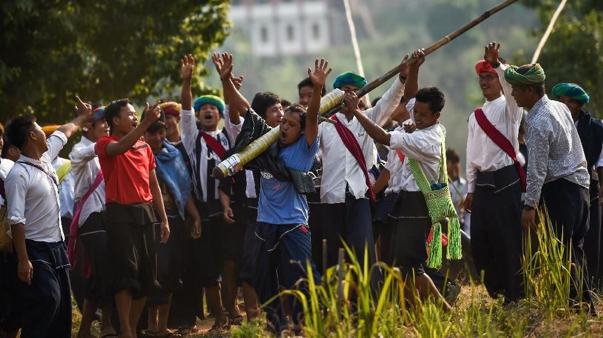 FOTO: 'Menitip' Doa pada Roket di Myanmar