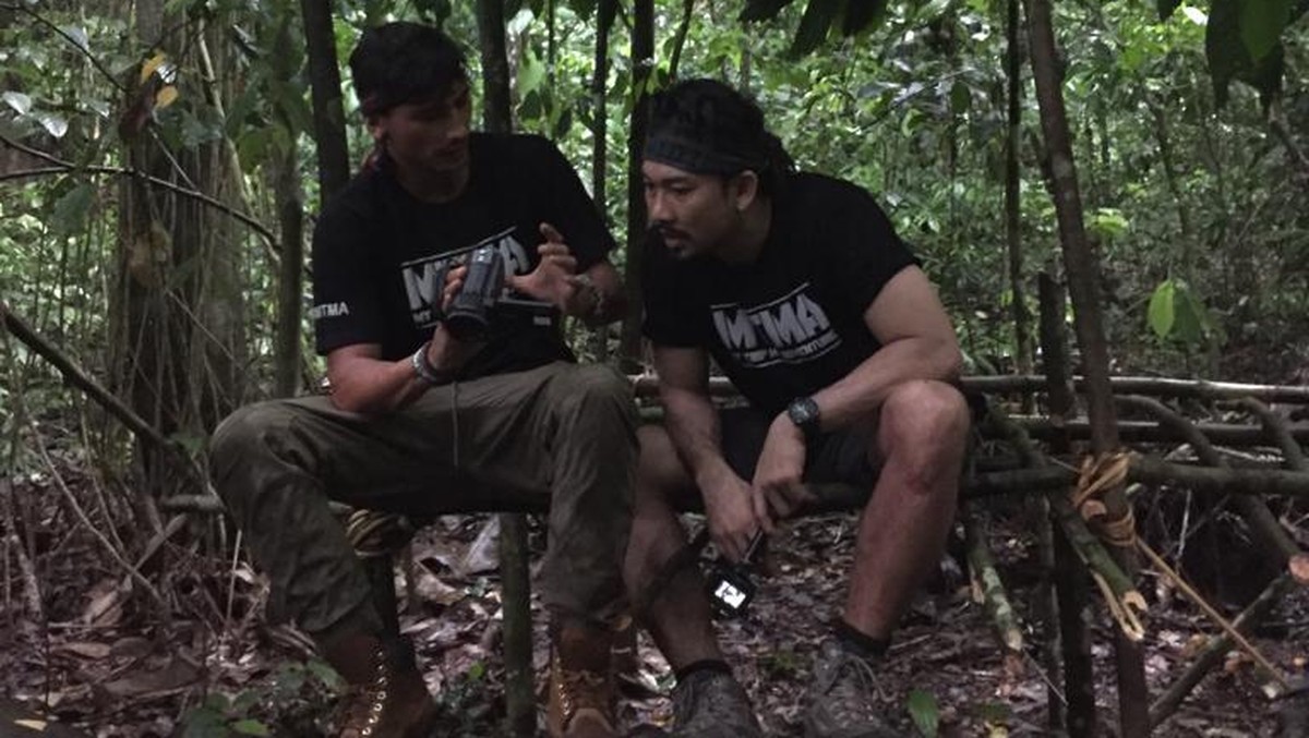 Denny Sumargo dan Vincent Verhaag menikmati liburan serunya di MTMA Survival Kutai yang tayang pada Minggu &lpar;5&sol;5&rpar; pukul 08&period;30 WIB hanya di Trans TV&period;