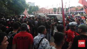 Hari Buruh Surabaya Diwarnai Ricuh Massa Berbaju Hitam