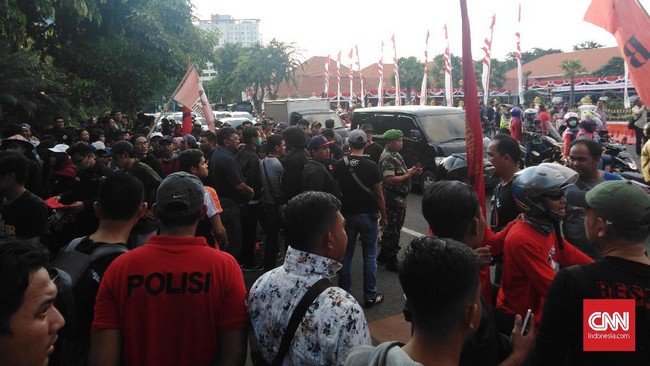 Peringatan Hari Buruh di Surabaya sempat diwarnai kericuhan. Massa berbaju hitam menolak permintaan aparat untuk membuka penutup kepala.