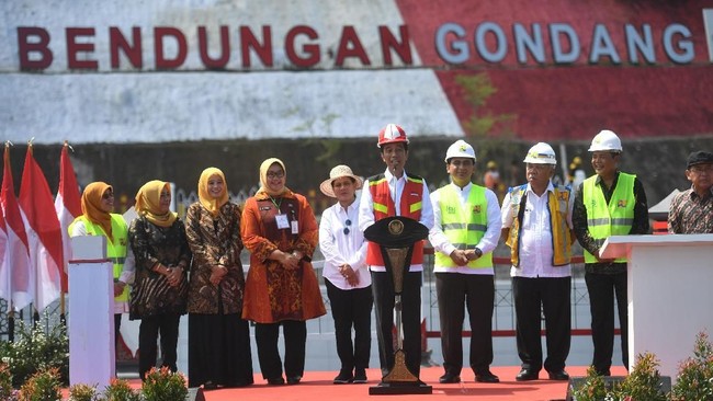 Presiden Joko Widodo menyebut Bendungan Gondang yang ia resmikan bisa mengairi 4.690 hektare sawah di Kabupaten Karanganyar dan Sragen.