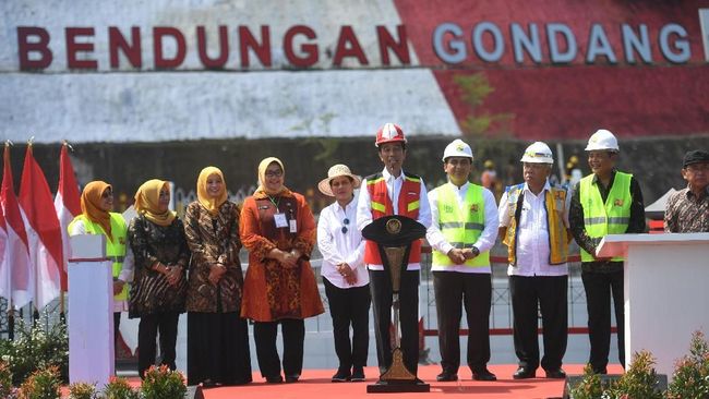 Jokowi Resmikan Bendungan Gondang: Sebagai Sumber Irigasi Presiden Joko Widodo menyebut Bendungan Gondang yang ia resmikan bisa mengairi 4.690 hektare sawah di Kabupaten Karanganyar dan Sragen.
