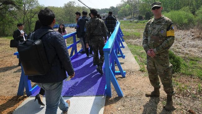 Desa Panmunjom merupakan tempat tentara dua Korea saling berhadap-hadapan menjaga negaranya.