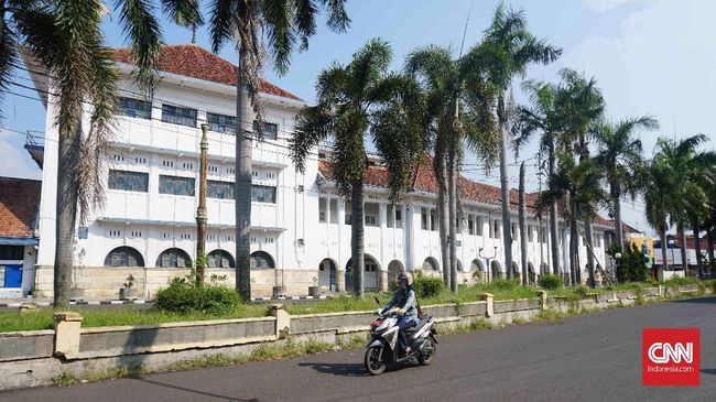 Peradaban yang membentuk Cirebon terbilang cukup tua, hal itu bisa dilihat dari keberadaan tiga keraton di area kotanya.