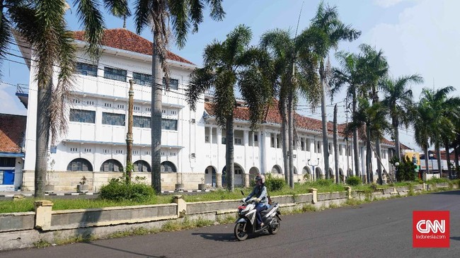 Sejumlah warga di Kota Cirebon, Jawa Barat, memprotes kenaikan Pajak Bumi dan Bangunan (PBB) yang diberlakukan pemda setempat sejak tahun lalu.