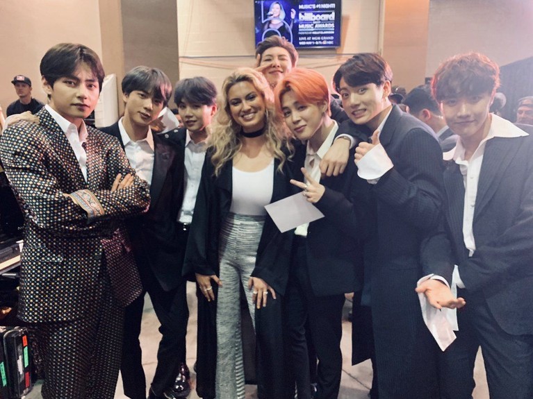 BTS berhasil mencuri perhatian di perhelatan Billboard Music Awards 2019. Para artis Hollywood pun turut berfoto dengan boy band hits Korea ini.