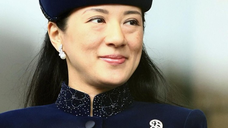TOKYO - JULY 03:  Crown Princess Masako (L) and Crown Prince Naruhito (R) see off Emperor Akihito and Empress Michiko departing for Canada at Tokyo International Airport on July 3, 2009 in Tokyo, Japan. The emperor and empress are on fortnight trip to Canada and Hawaii.  (Photo by Junko Kimura/Getty Images)