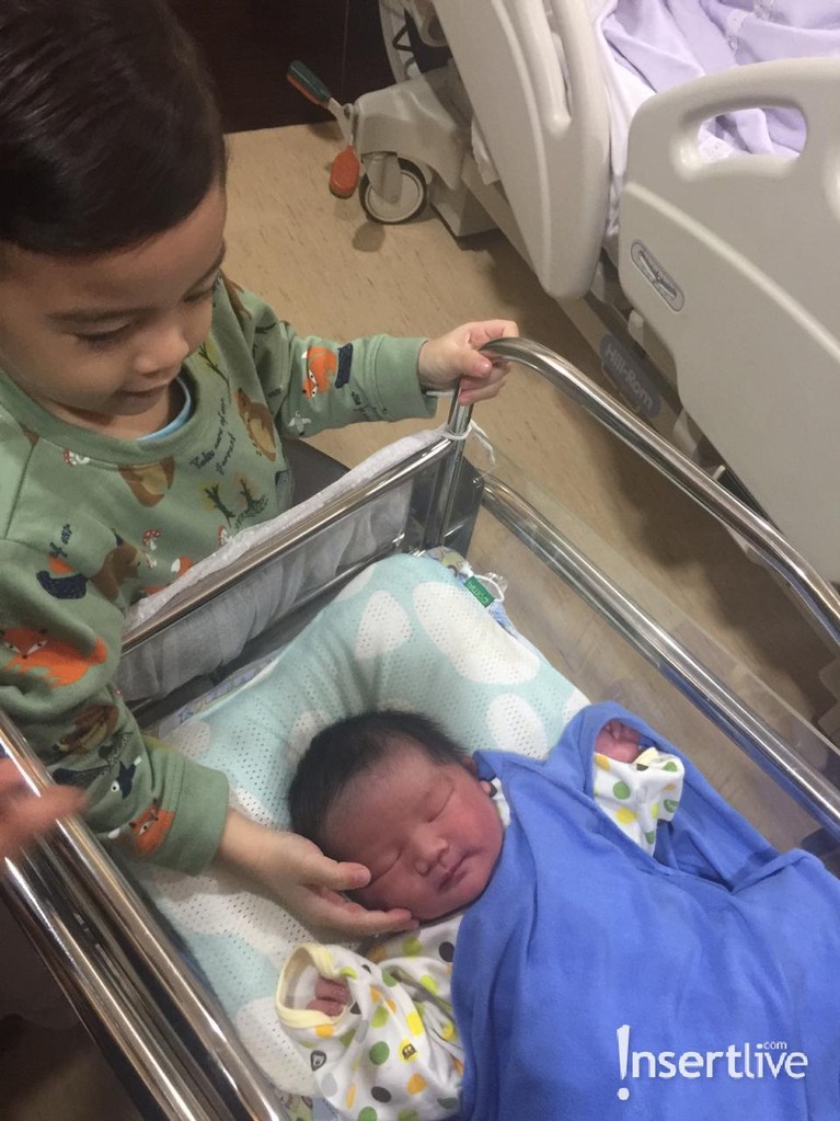 Potret Imut dan Menggemaskan Buah Hati Kedua Tya Ariestya Tya Ariestya baru saja melahirkan anak kedua yang diberi nama Muhammad Kalundra Ratinggang. Berikut 6 potret menggemaskan Kalunda.
