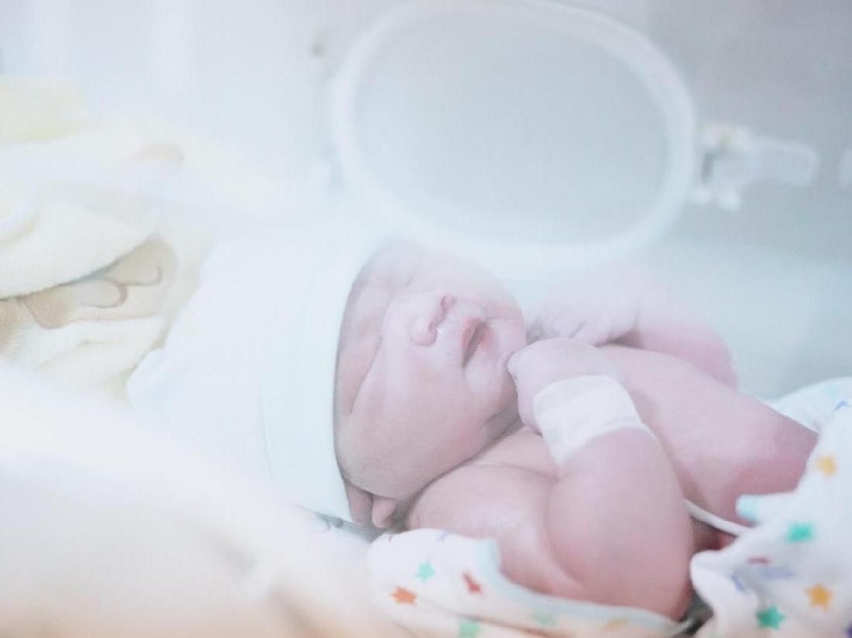 Tya Ariestya baru saja melahirkan anak kedua yang diberi nama Muhammad Kalundra Ratinggang&period; Berikut 6 potret menggemaskan Kalunda&period;