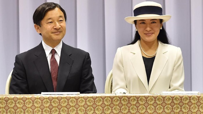 TOKYO - JULY 03:  Crown Princess Masako (L) and Crown Prince Naruhito (R) see off Emperor Akihito and Empress Michiko departing for Canada at Tokyo International Airport on July 3, 2009 in Tokyo, Japan. The emperor and empress are on fortnight trip to Canada and Hawaii.  (Photo by Junko Kimura/Getty Images)