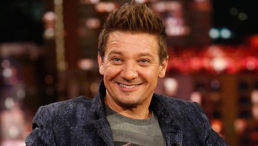 img-title Jeremy Renner Pemeran Hawkeye di Marvel Kecelakaan, Kondisinya Kritis